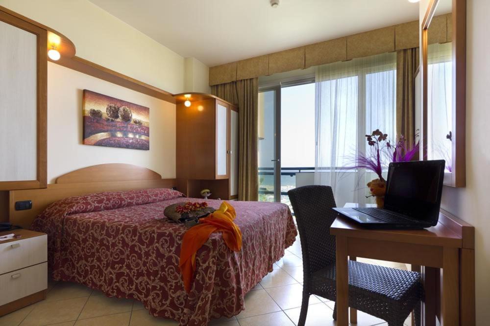 Hotel Palm Beach B&B Sea View Римини Экстерьер фото