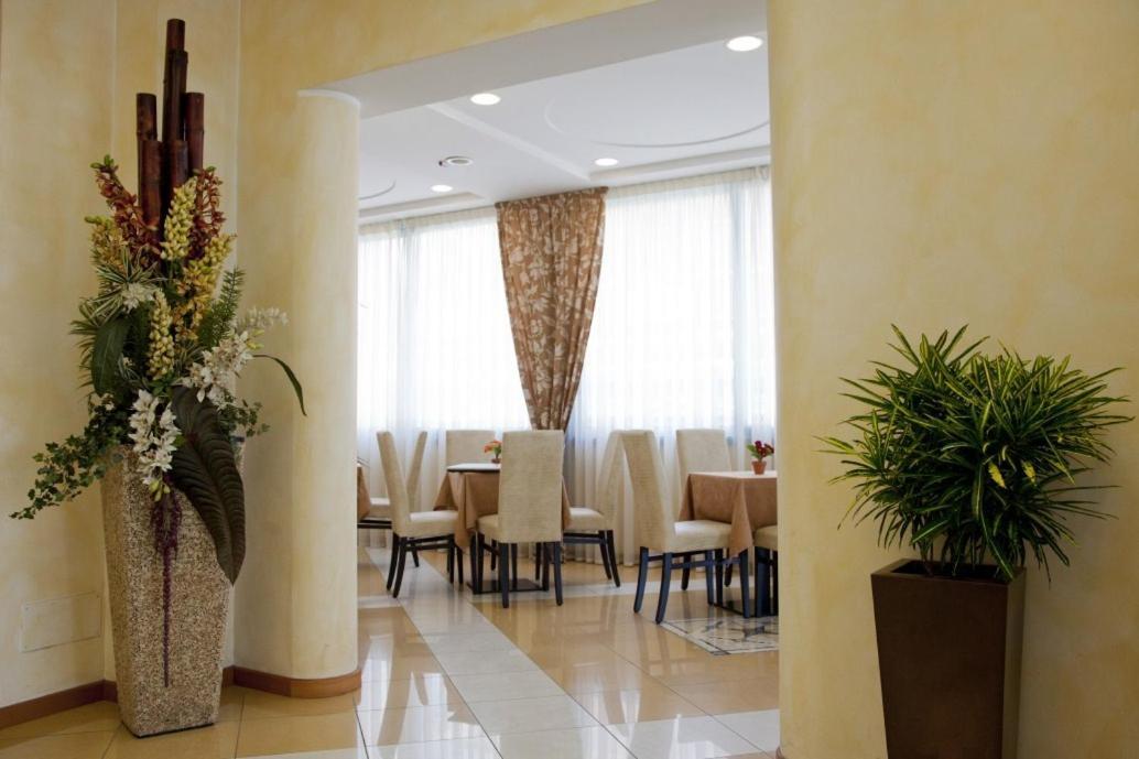 Hotel Palm Beach B&B Sea View Римини Экстерьер фото