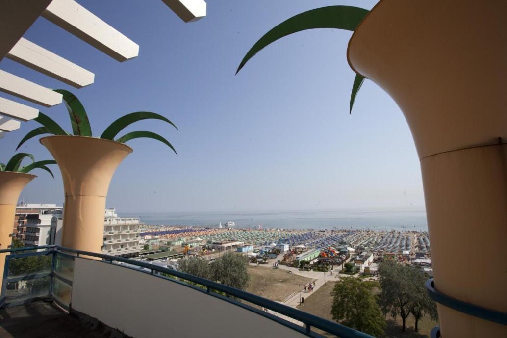 Hotel Palm Beach B&B Sea View Римини Экстерьер фото