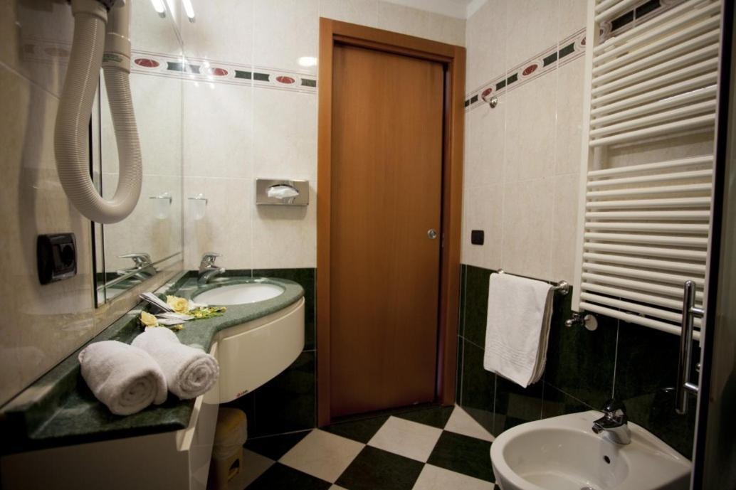 Hotel Palm Beach B&B Sea View Римини Экстерьер фото