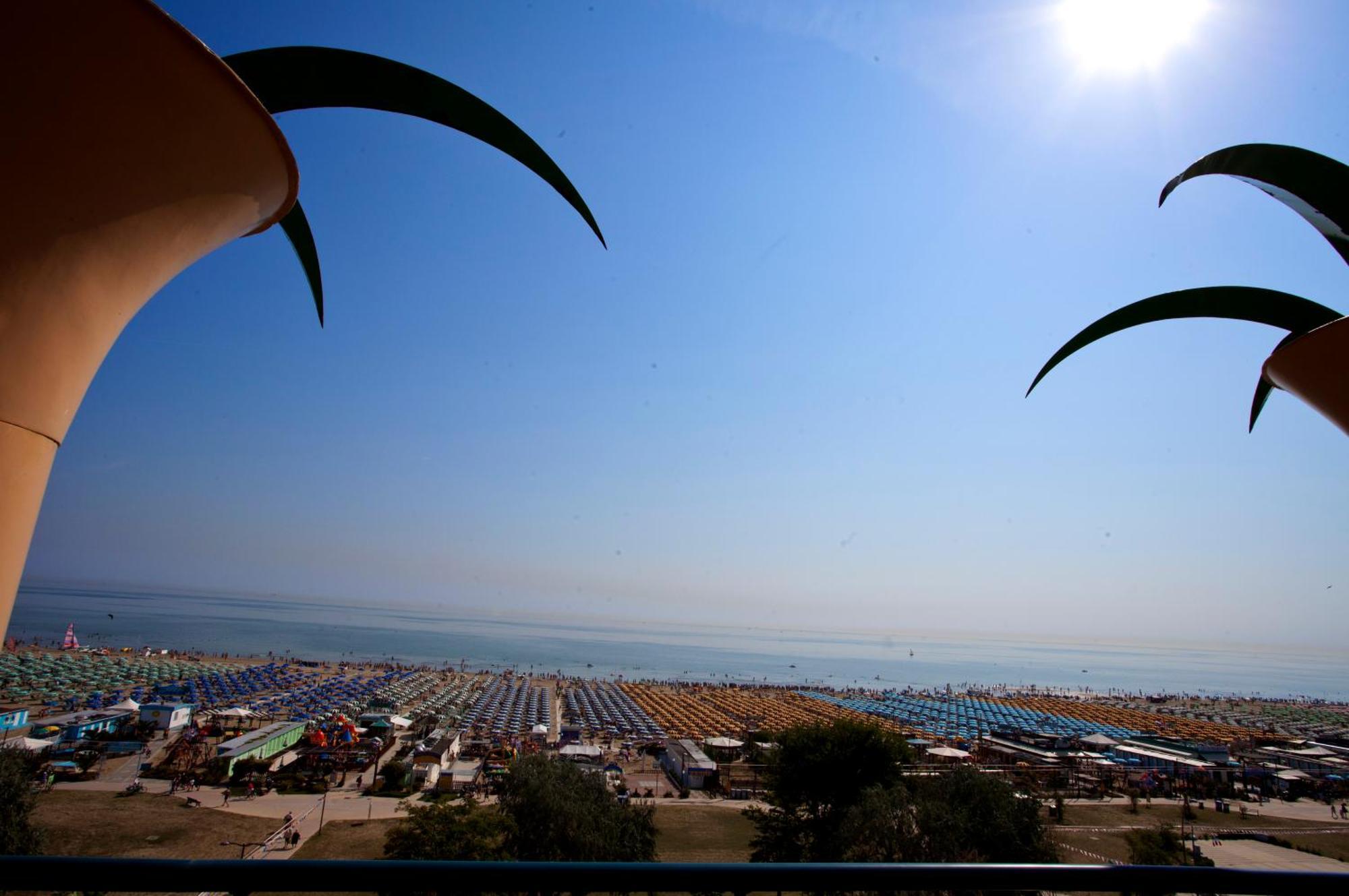 Hotel Palm Beach B&B Sea View Римини Экстерьер фото
