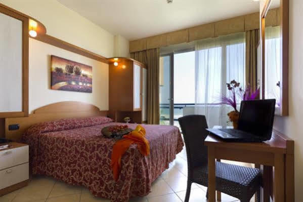 Hotel Palm Beach B&B Sea View Римини Экстерьер фото